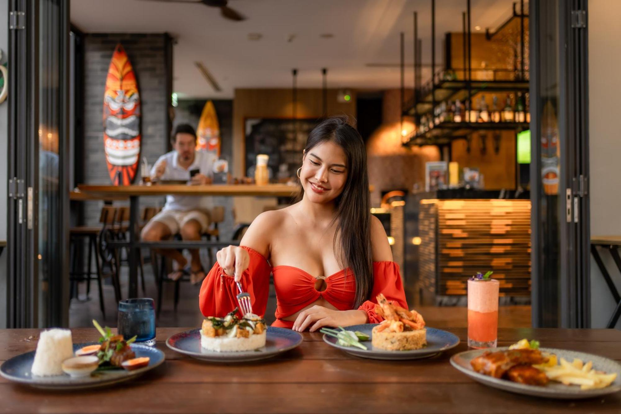 Hotel Indigo Phuket Patong By Ihg Экстерьер фото A woman eating at a restaurant